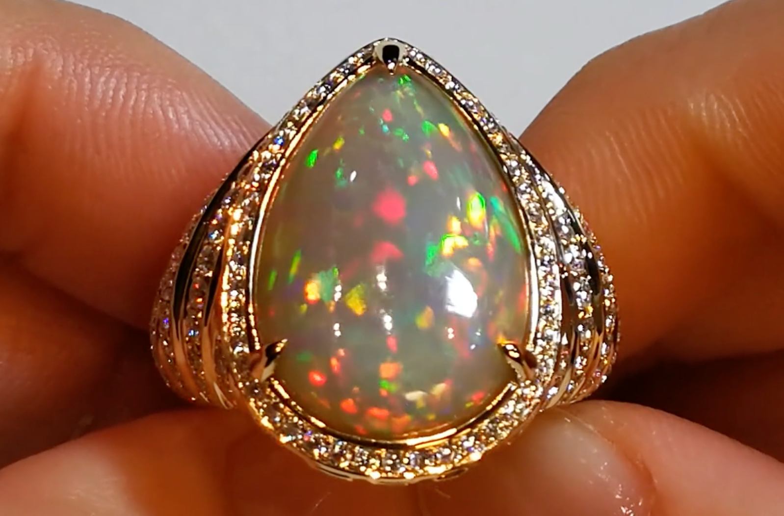 9.34ct schwarzer indonesischer Opal Ring mit D Flawless Diamanten, eingefasst in 18 Karat Gelbgold