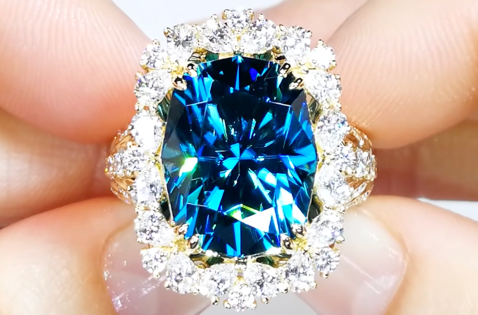 20.17ct blauer Zirkon Ring mit D Flawless Diamanten, eingefasst in 18 Karat Gelbgold