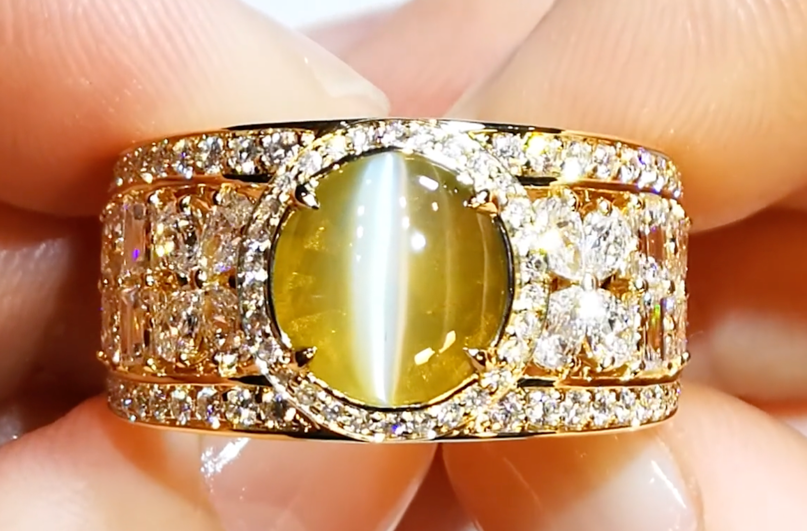 3.53ct Milk And Honey blinkender Katzenauge Chrysoberyll Ring mit D Flawless Diamanten, eingefasst in 18 Karat Gelbgold