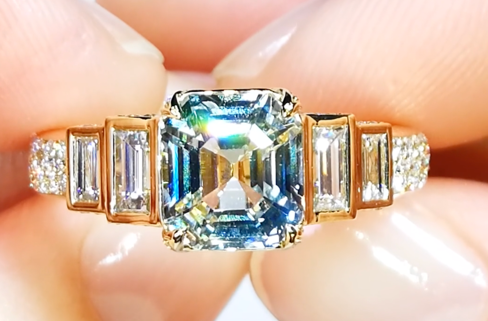 3.06ct Nicht erhitzter zweifarbiger Multi Saphir Ring mit D Flawless Diamanten, eingefasst in 18 Karat Gelbgold