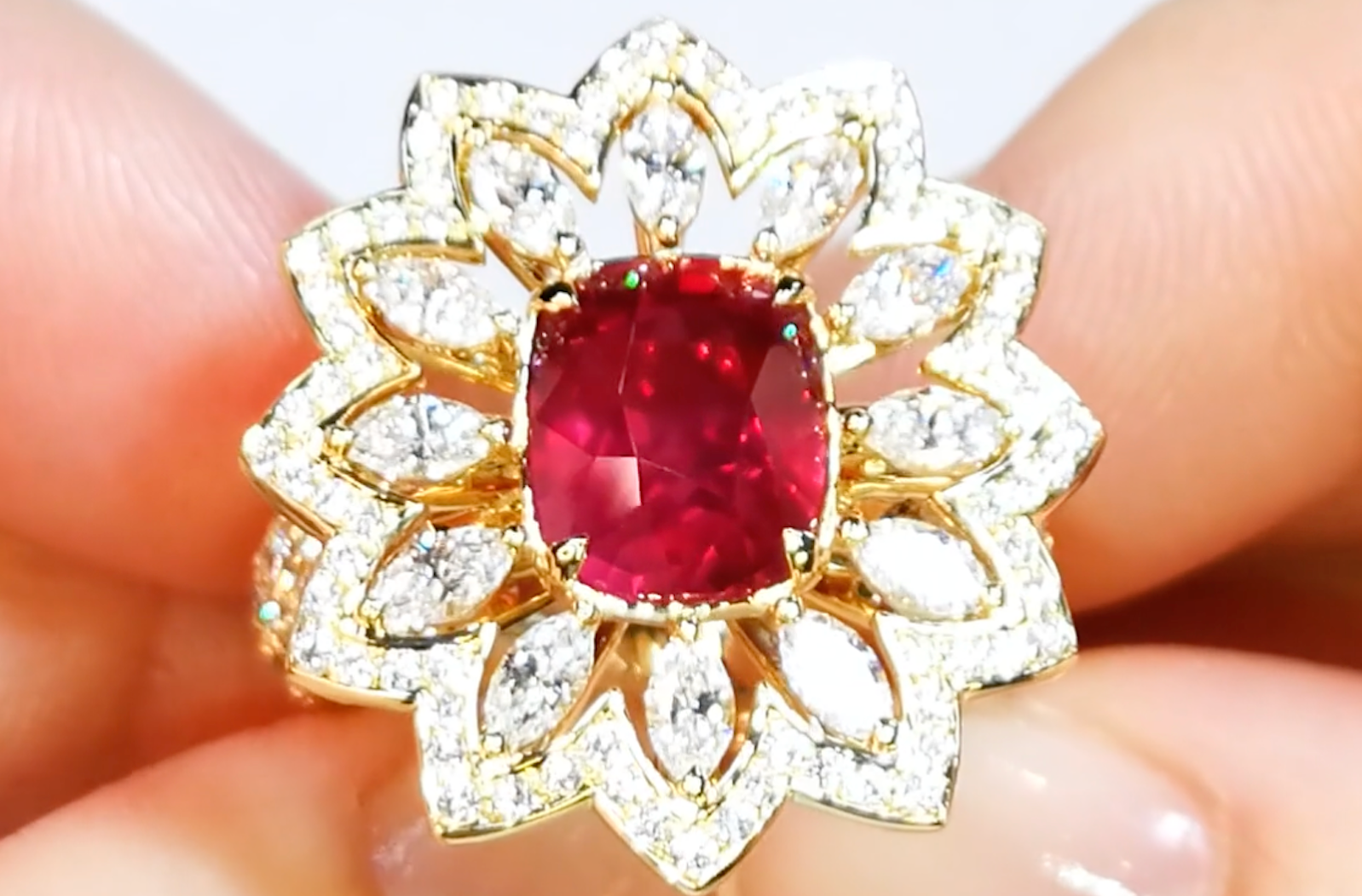 4.08ct nicht erhitzter taubenblutroter Rubin Ring mit D Flawless Diamanten, eingefasst in 18 Karat Gelbgold