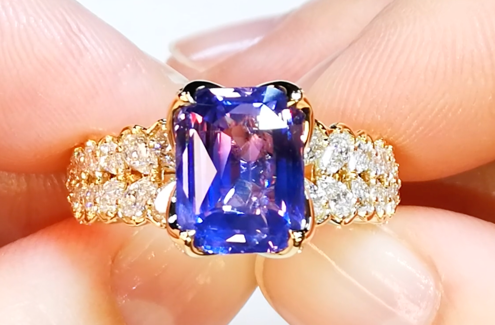 4.51ct Nicht erhitzter zweifarbiger Lavendel Ceylon Saphir Ring mit D Flawless Diamanten, eingefasst in 18 Karat Gelbgold