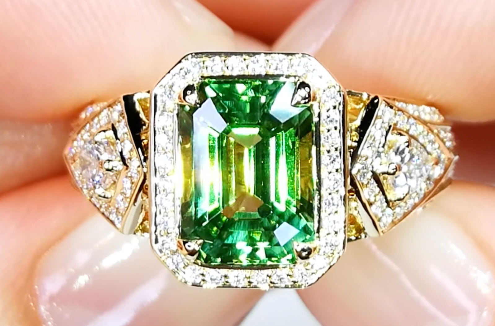 3.22ct neon Tsavorit Granat Ring mit D Flawless Diamanten, eingefasst in 18 Karat Gelbgold