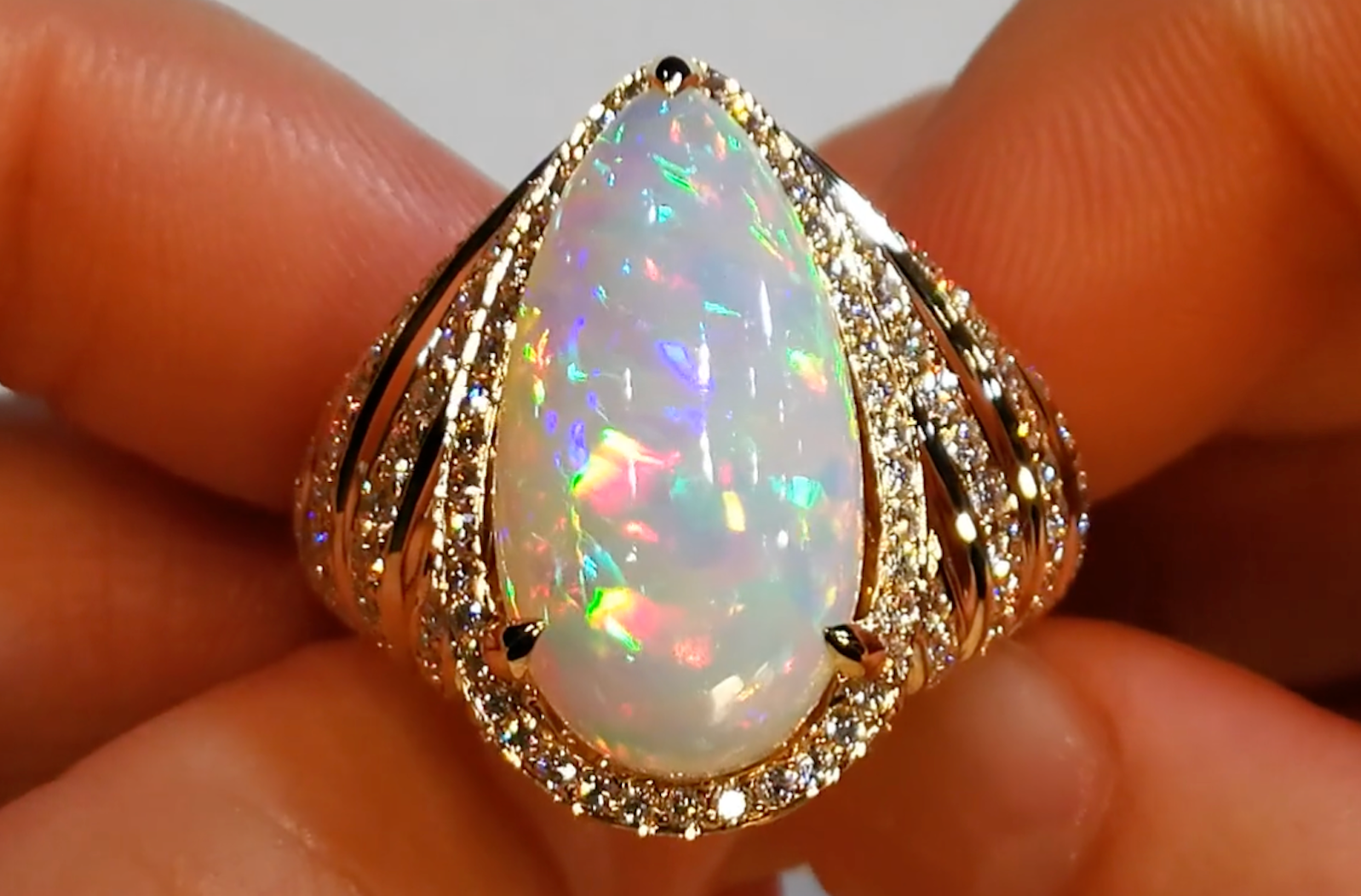 8.36ct Opal Ring mit D Flawless Diamanten, eingefasst in 18 Karat Gelbgold