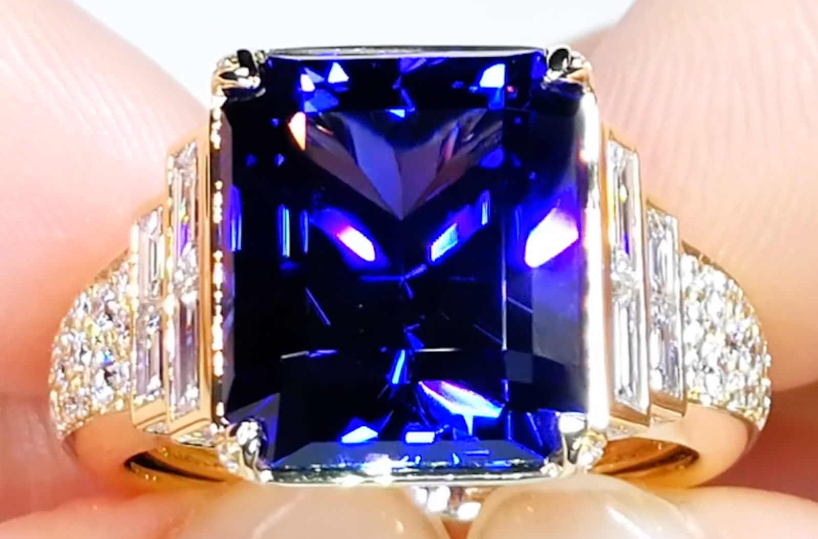 9.85ct Tansanit Ring mit D Flawless Diamanten, eingefasst in 18 Karat Gelbgold