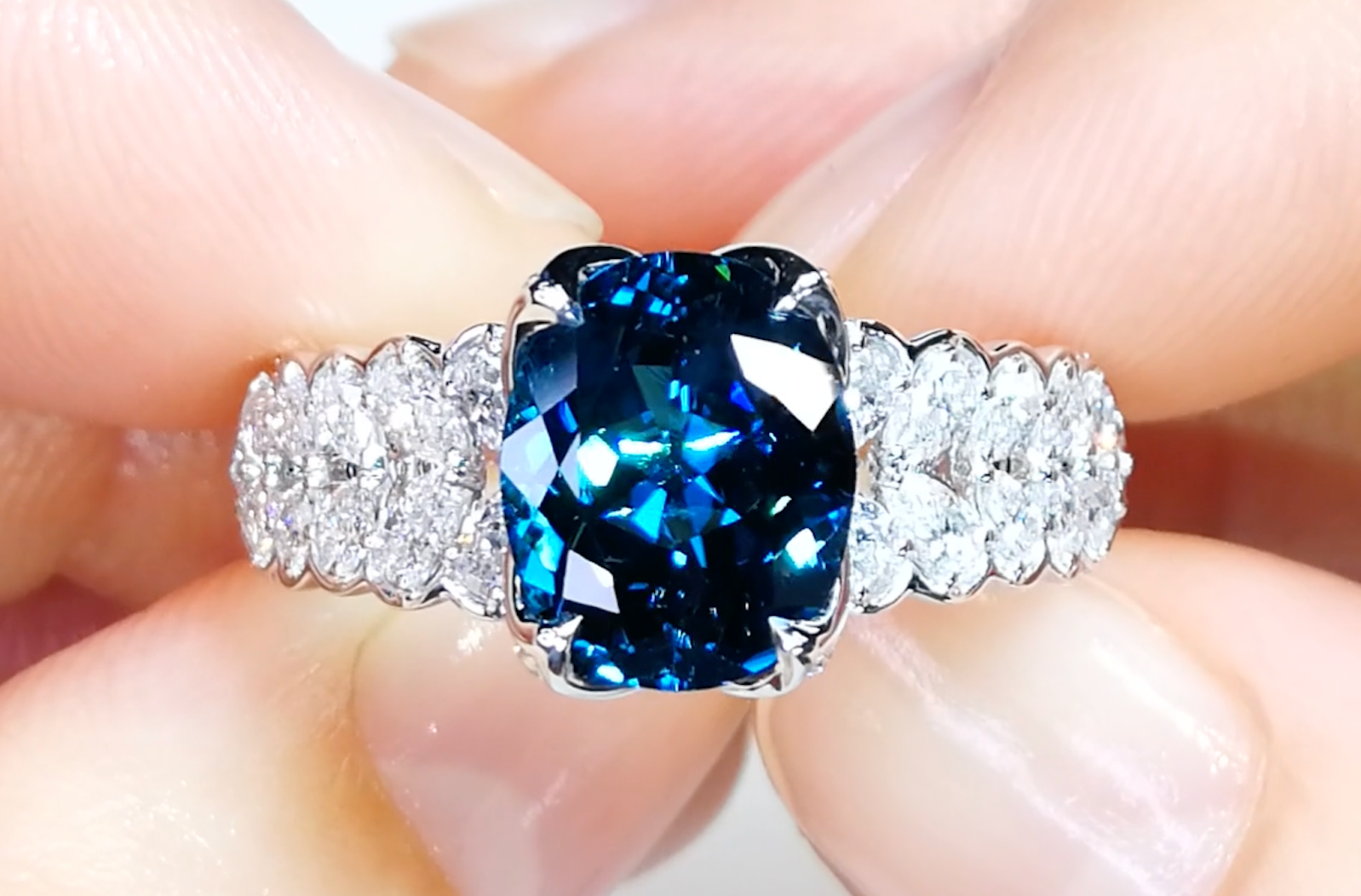 3.08ct Afghanischer indigoblauer Indikolit Ring mit D Flawless Diamanten, eingefasst in 18 Karat Weissgold