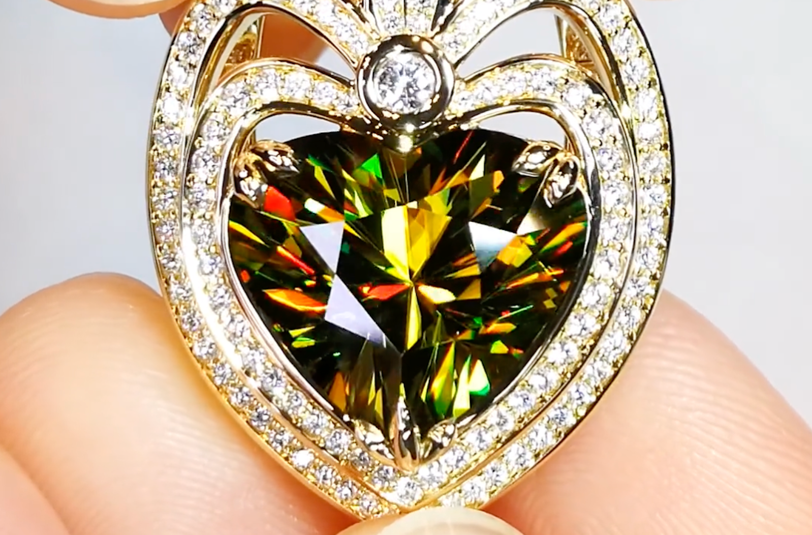 8.14ct Sphen Halskette mit D Flawless Diamanten, eingefasst in 18 Karat Gelbgold