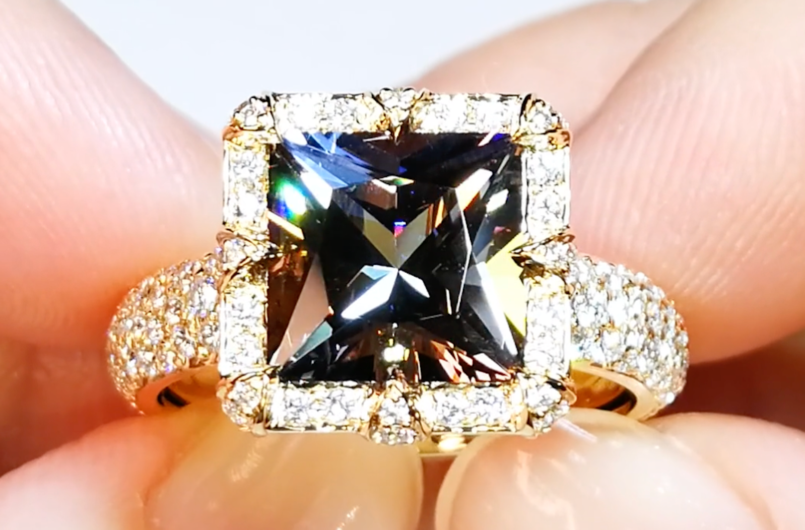 3.27ct nicht erhitzter Tansanit Ring mit D Flawless Diamanten, eingefasst in 18 Karat Gelbgold