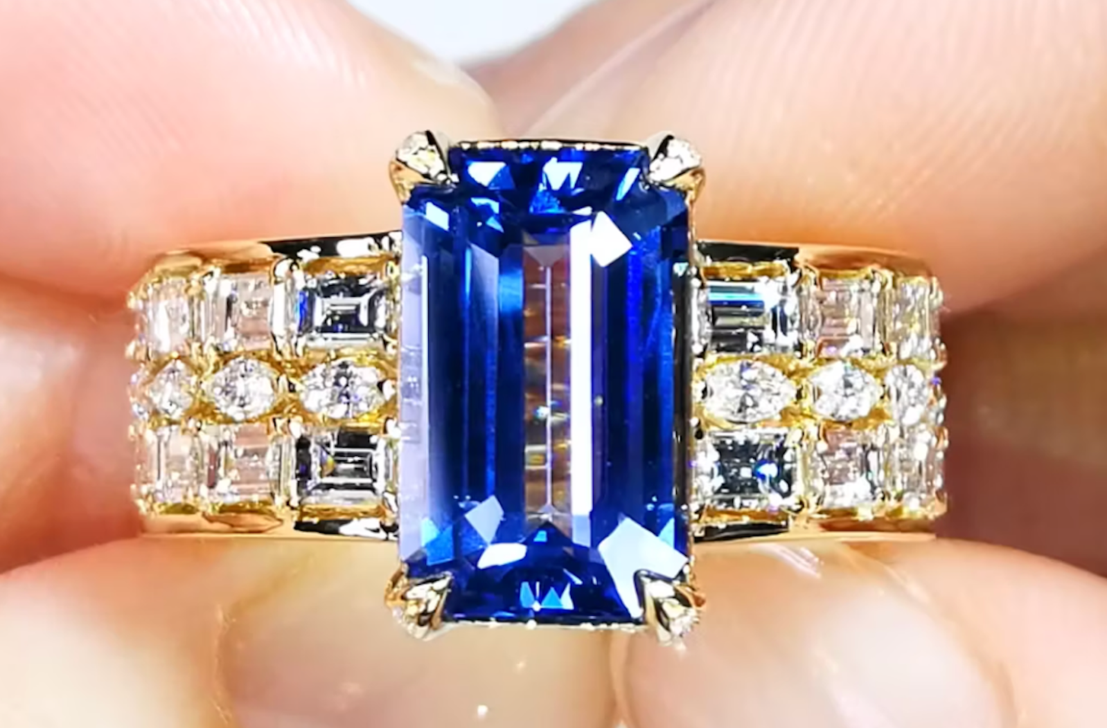 4.79ct nicht erhitzter kornblumenblauer Ceylon Saphir Ring mit D Flawless Diamanten, eingefasst in 18 Karat Gelbgold