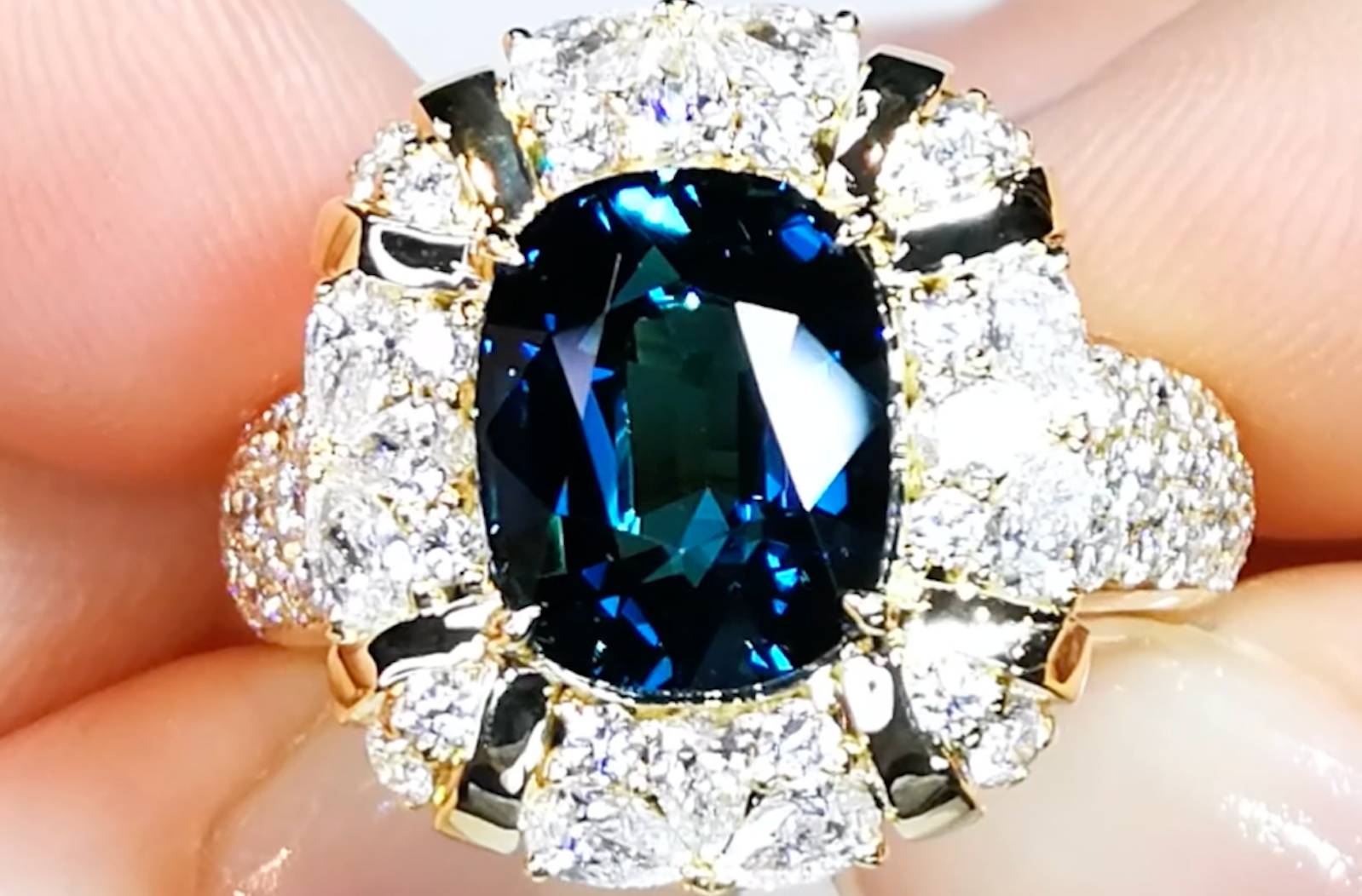 5.35ct Lupenreiner afghanischer Indigo lagunenblauer Indikotlit Ring mit D Flawless Diamanten, eingefasst in 18 Karat Gelbgold