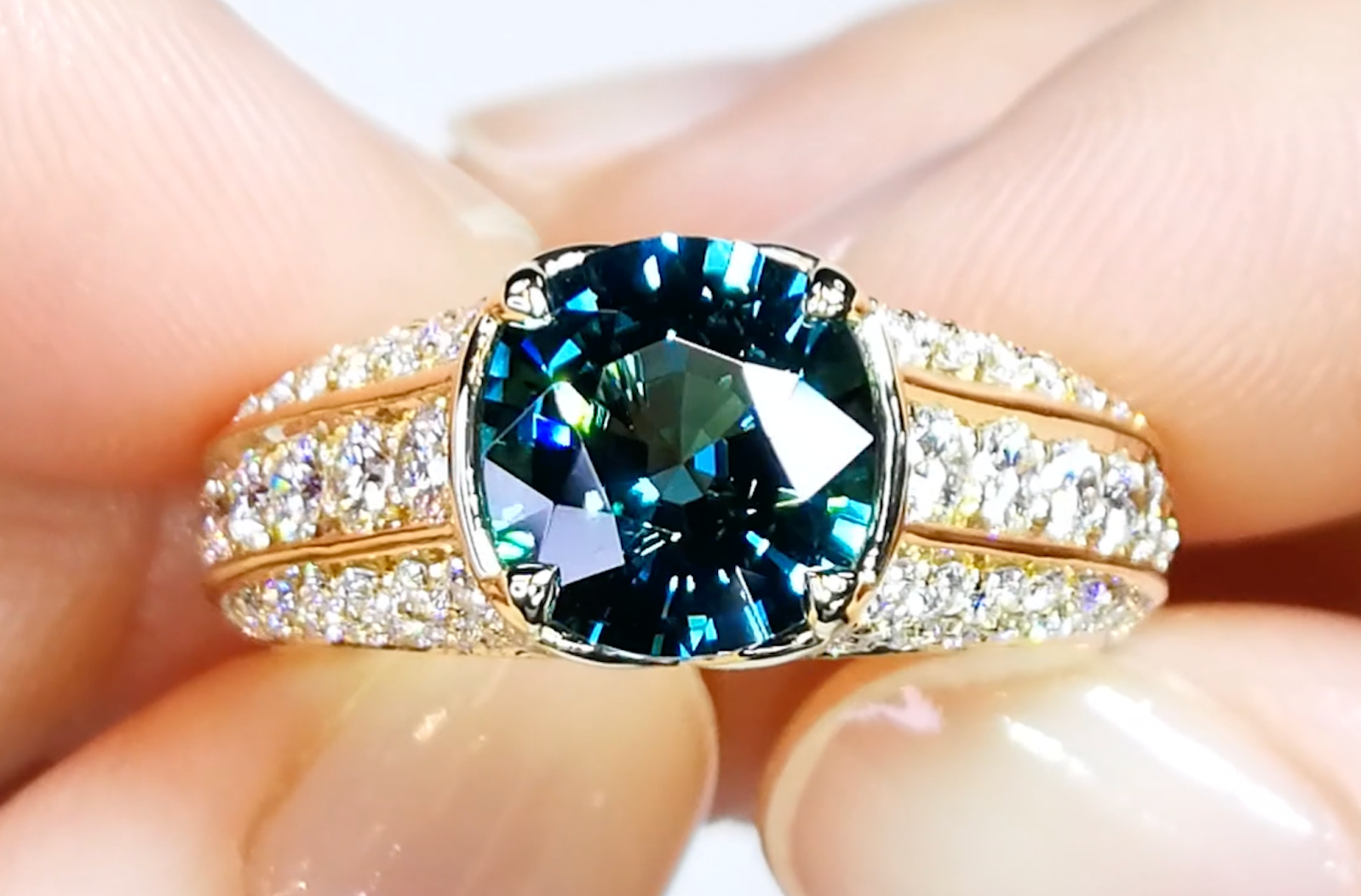 2.42ct afghanischer Neon Indikolit Ring mit D Flawless Diamanten, eingefasst in 18 Karat Gelbgold