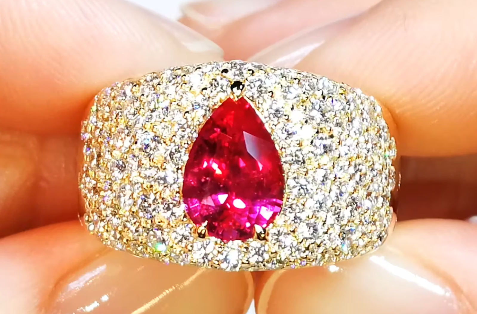 2.04ct Nicht erhitzter Mosambik Jedi Rubin Ring mit D Flawless Diamanten, eingefasst in 18 Karat Gelbgold