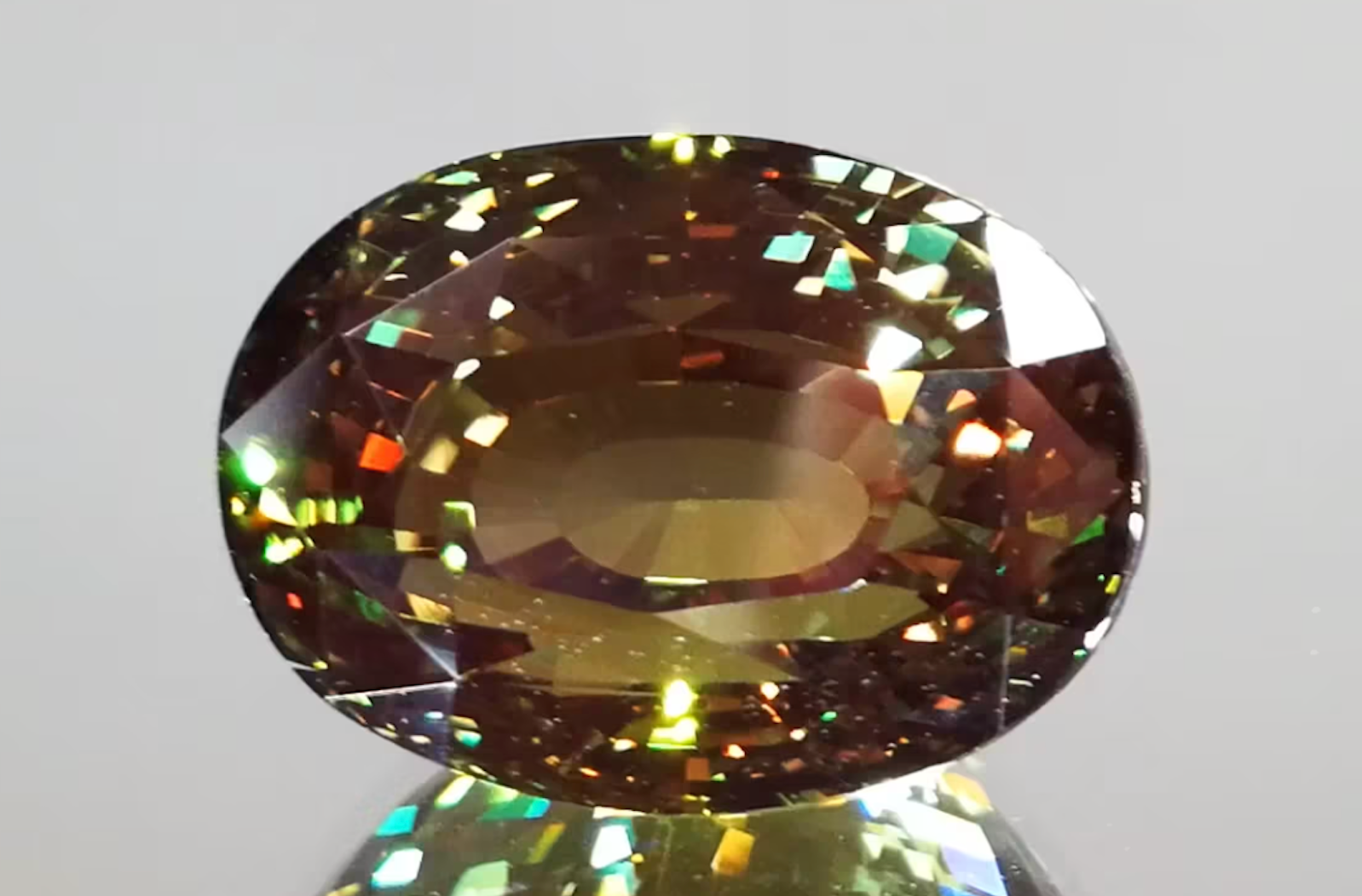 24.45ct Der Kat Florence Chamäleon Alexandrit Ring mit D Flawless Diamanten, eingefasst in 18 Karat Gold oder Platin