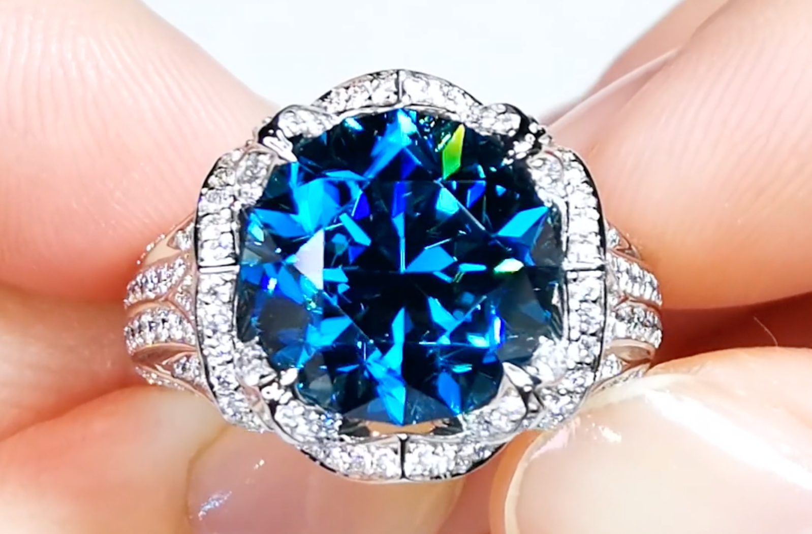 12.20ct blauer Zirkon Ring mit D Flawless Diamanten, eingefasst in 18 Karat Weissgold