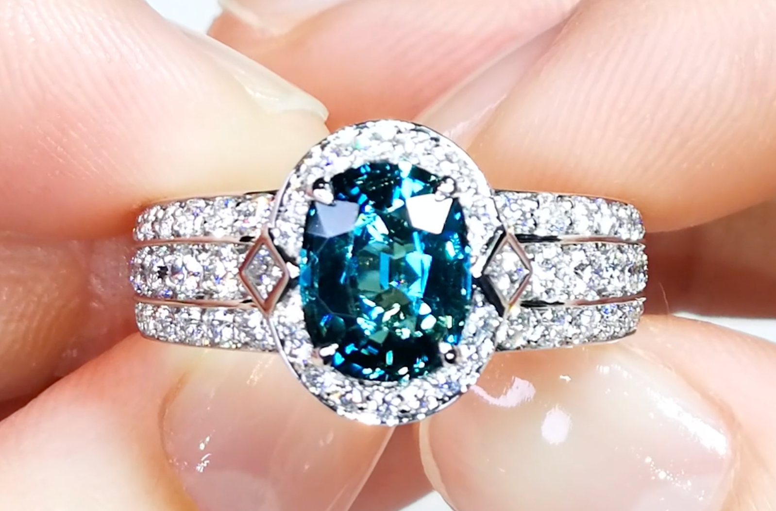 2.12ct afghanischer Neon Indikolit Ring mit D Flawless Diamanten, eingefasst in 18 Karat Weissgold