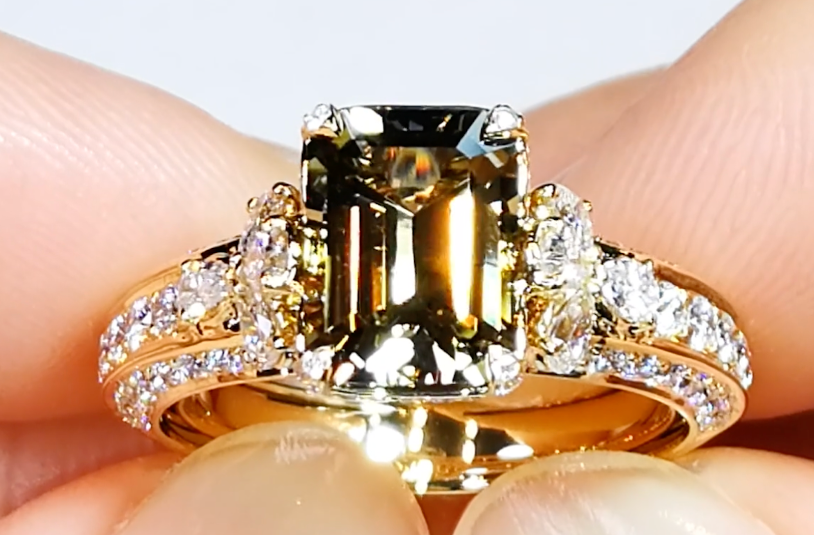 2.53ct nicht erhitzter Tansanit Ring mit D Flawless Diamanten, eingefasst in 18 Karat Gelbgold