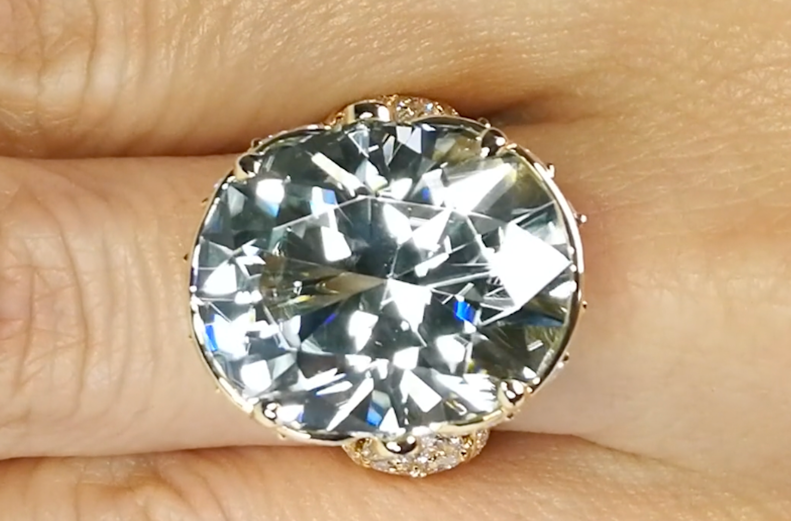 28.11ct Farbloser Neon Turmalin Ring mit D Flawless Diamanten, eingefasst in 18 Karat Gelbgold