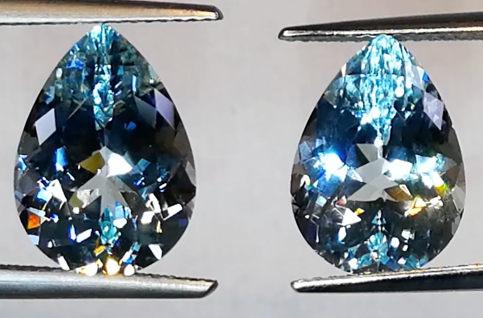 10.48ct Ungeheizter Paraiba Baby Lumina Ohrringe mit D Flawless Diamanten, eingefasst in 18 Karat Weissgold