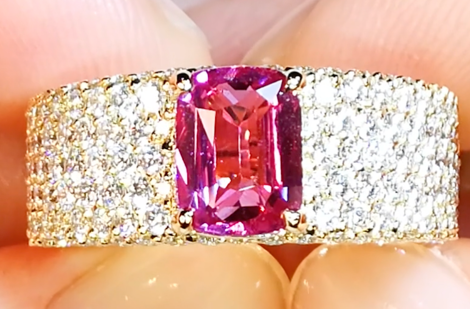 2.03ct nicht erhitzter intensiv pinker Saphir Ring mit D Flawless Diamanten, eingefasst in 18 Karat Gelbgold