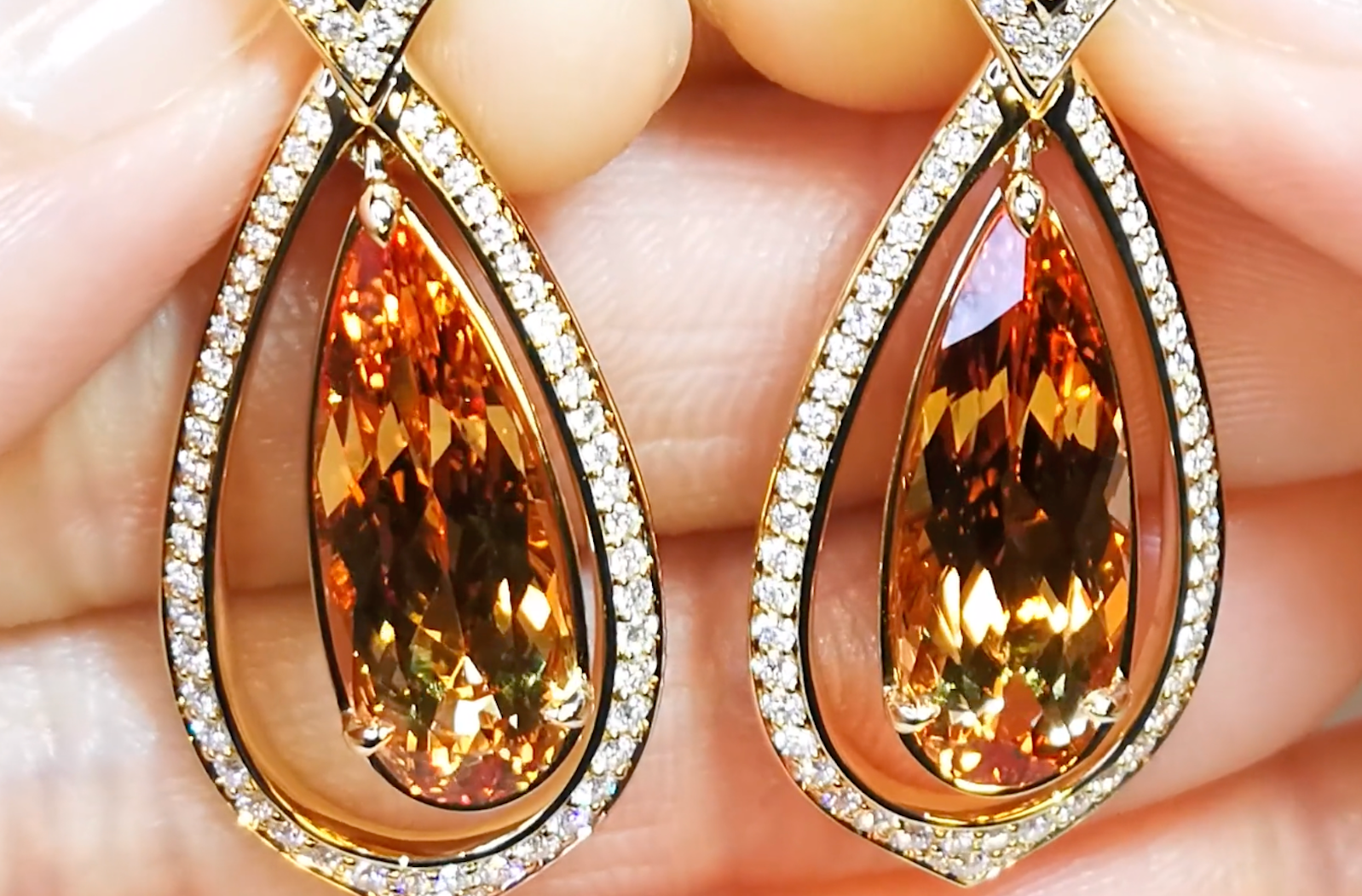 11.09ct brasilianischer Imperial Topas Ohrringe mit D Flawless Diamanten, eingefasst in 18 Karat Gelbgold