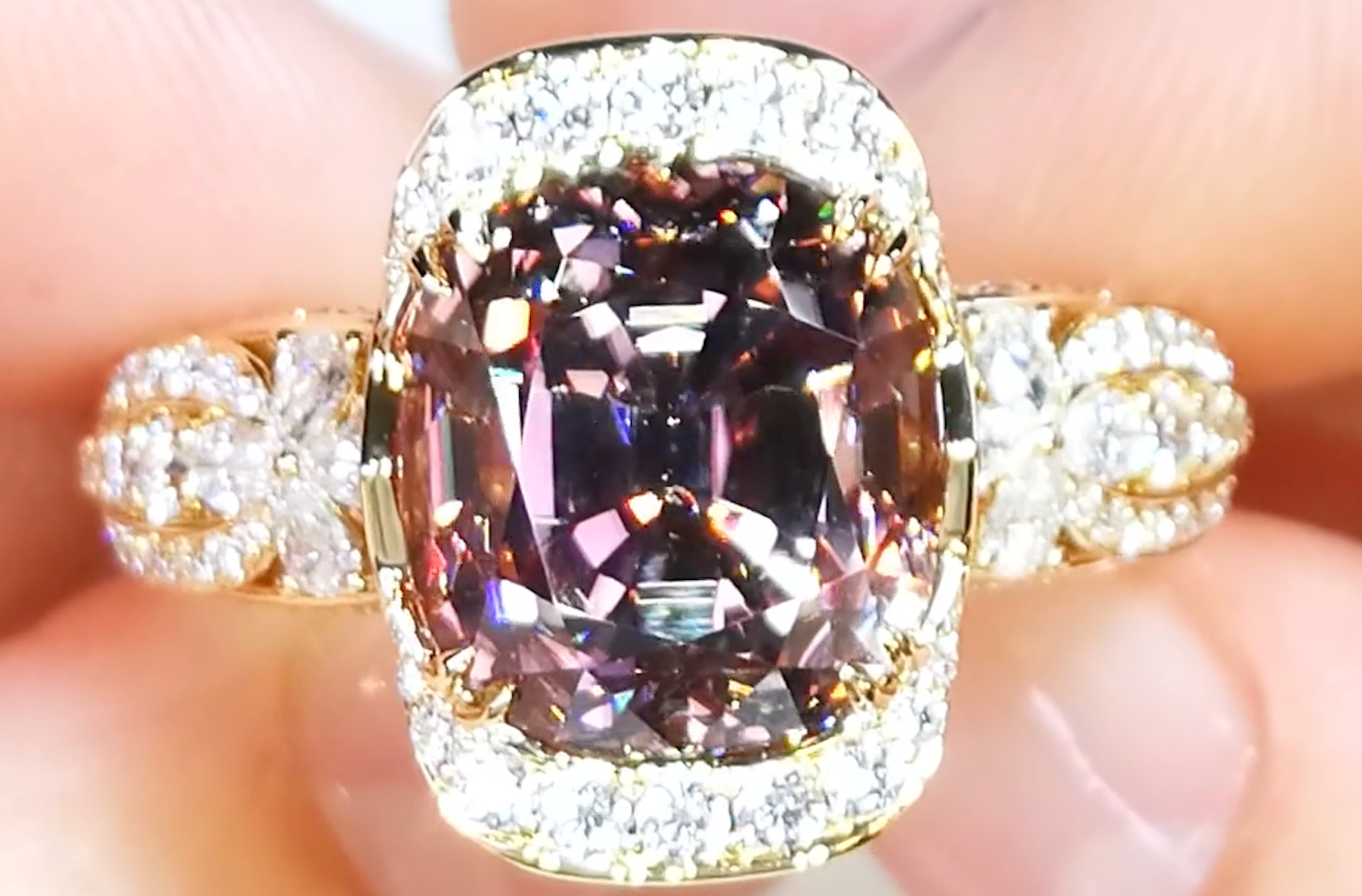 13.83ct Nicht erhitzter australischer pinker Zirkon Ring mit D Flawless Diamanten, eingefasst in 18 Karat Gelbgold