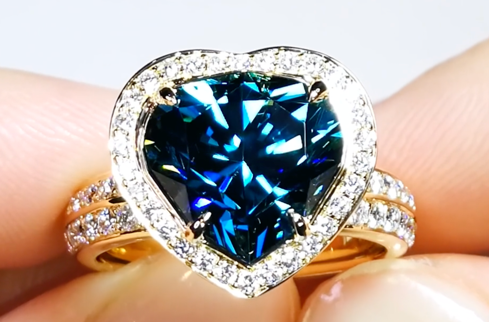 9.24ct blauer Zirkon Ring mit D Flawless Diamanten, eingefasst in 18 Karat Gelbgold