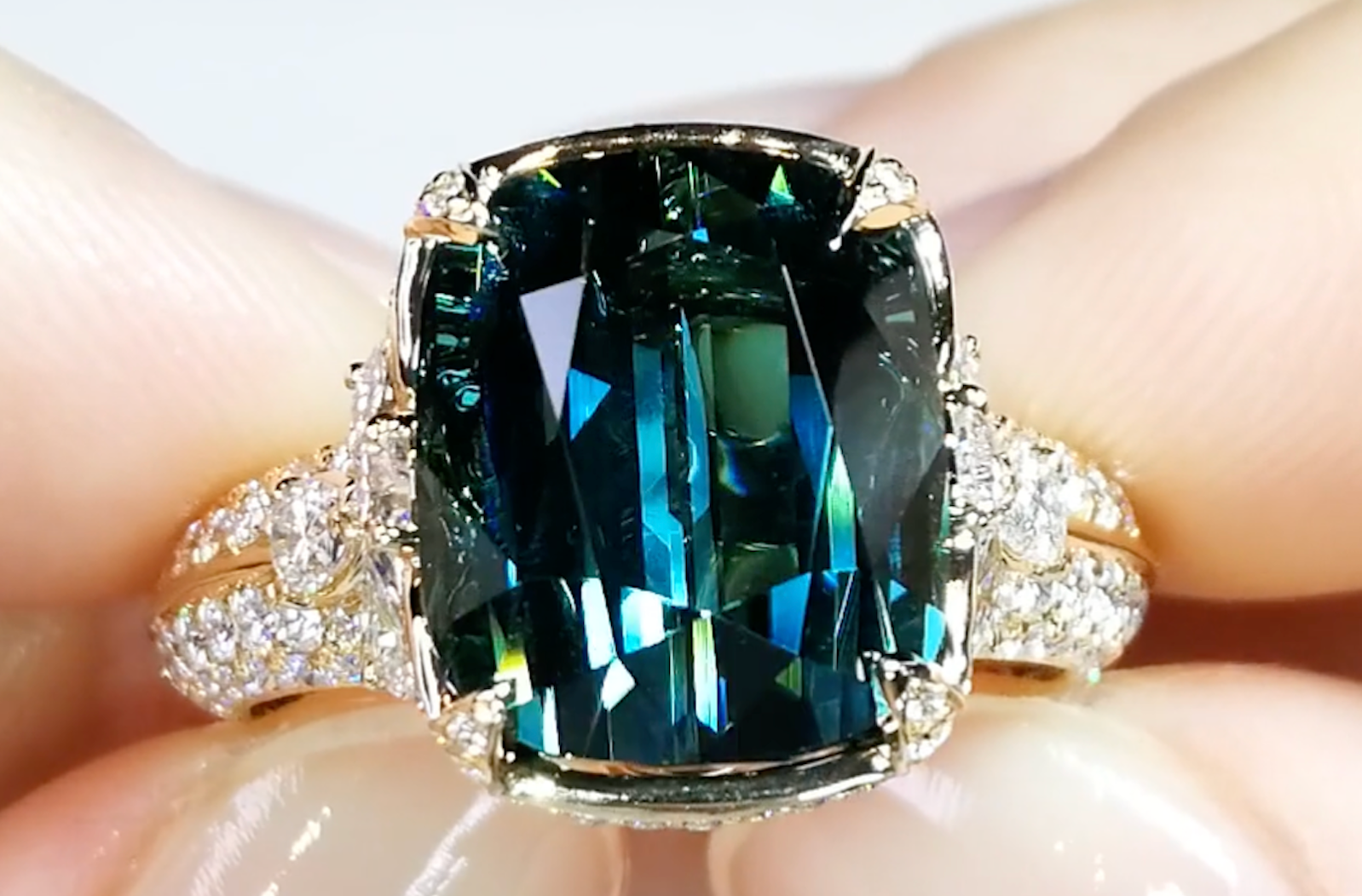 9.68ct afghanischer Indikolit Ring mit D Flawless Diamanten, eingefasst in 18 Karat Gelbgold
