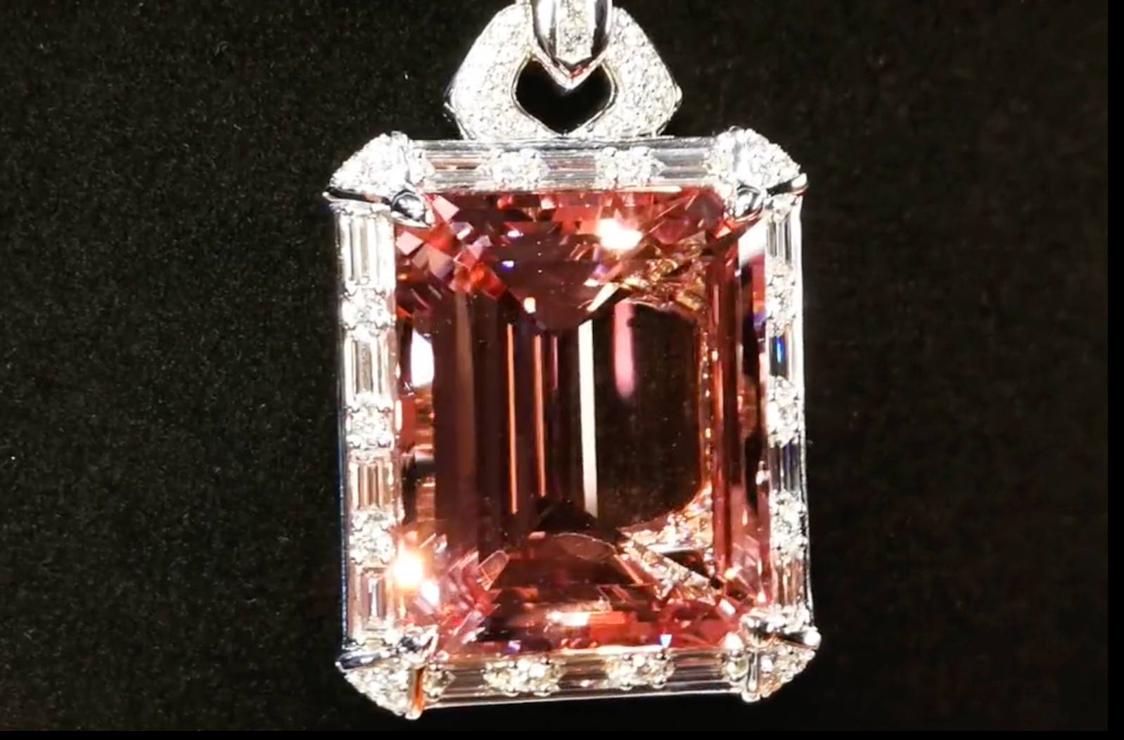 60.76ct Intensiv pinker Madagaskar Morganit Halskette mit D Flawless Diamanten, eingefasst in 18 Karat Weissgold