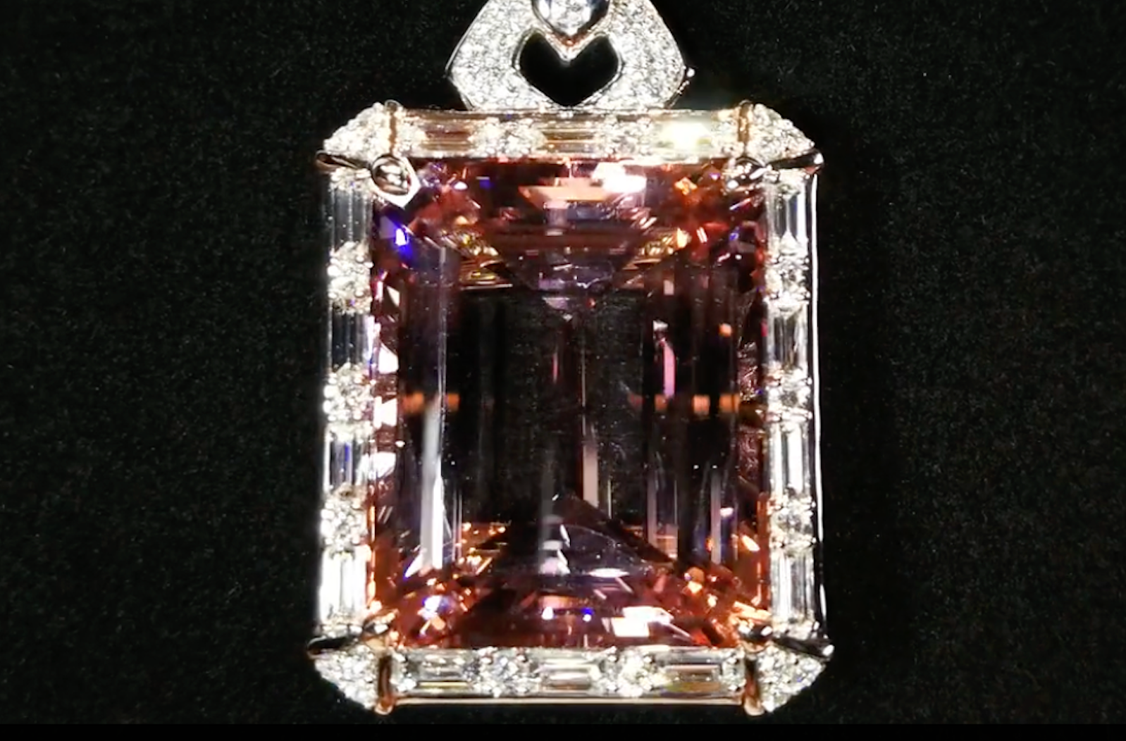 60.76ct Intensiv pinker Madagaskar Morganit Halskette mit D Flawless Diamanten, eingefasst in 18 Karat Weissgold