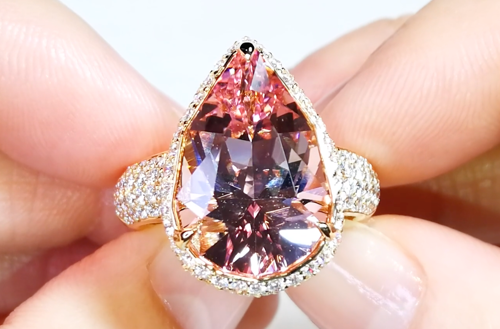 8.84ct Madagaskar Morganit Ring mit D Flawless Diamanten, eingefasst in 18 Karat Gelbgold
