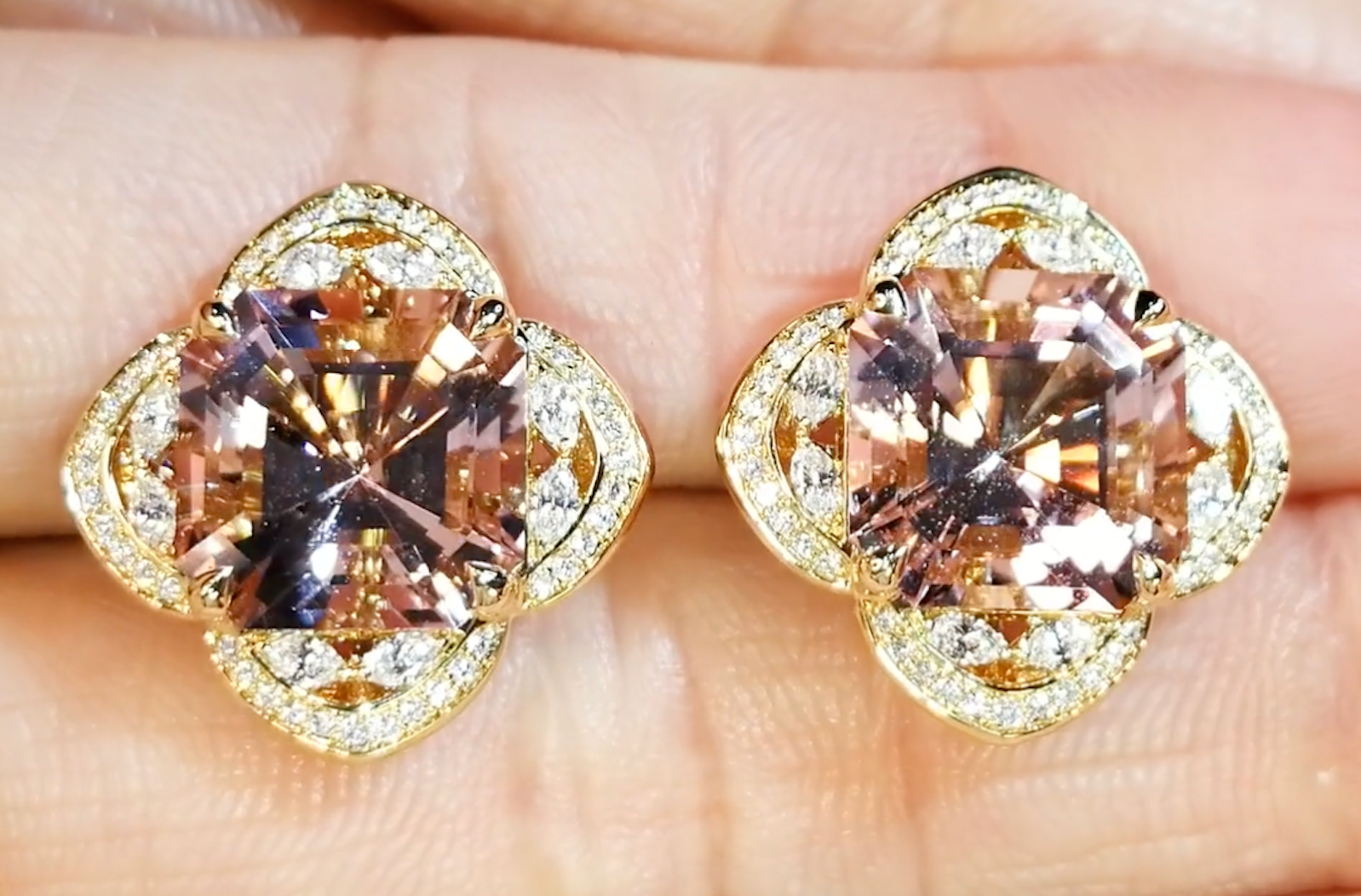 9.22ct Madagaskar Morganit Ohrringe mit D Flawless Diamanten, eingefasst in 18 Karat Gelbgold