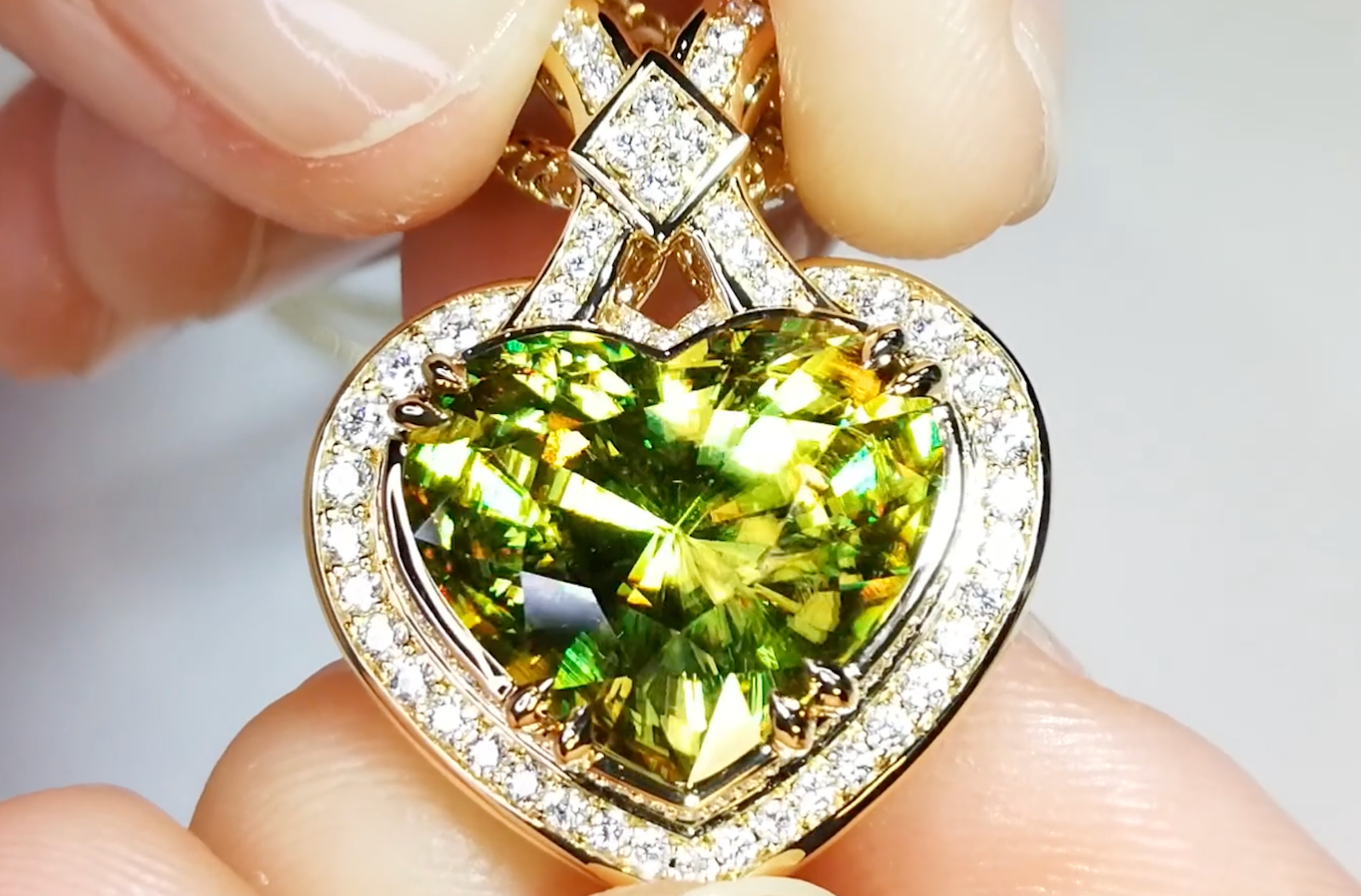 10.06ct Madagaskar Sphen Halskette mit D Flawless Diamanten, eingefasst in 18 Karat Gelbgold