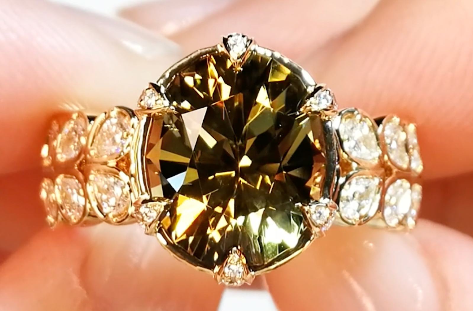 4.90ct Nicht erhitzter gelber Tansanit Ring mit D Flawless Diamanten, eingefasst in 18 Karat Gelbgold