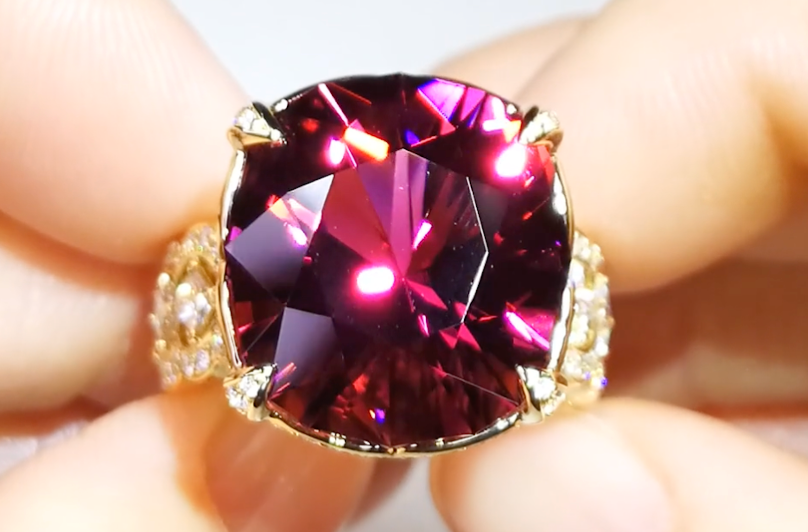 15.94ct Neon Titan Rubellit Ring mit D Flawless Diamanten, eingefasst in 18 Karat Gelbgold