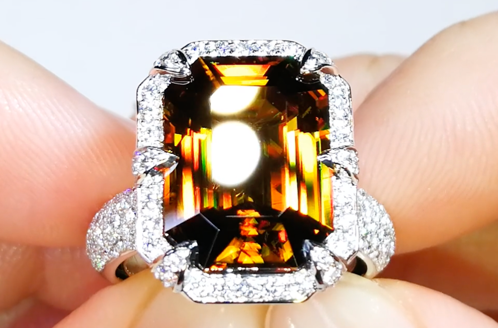 9.35ct Madagaskar Sphen Ring mit D Flawless Diamanten, eingefasst in 18 Karat Weissgold