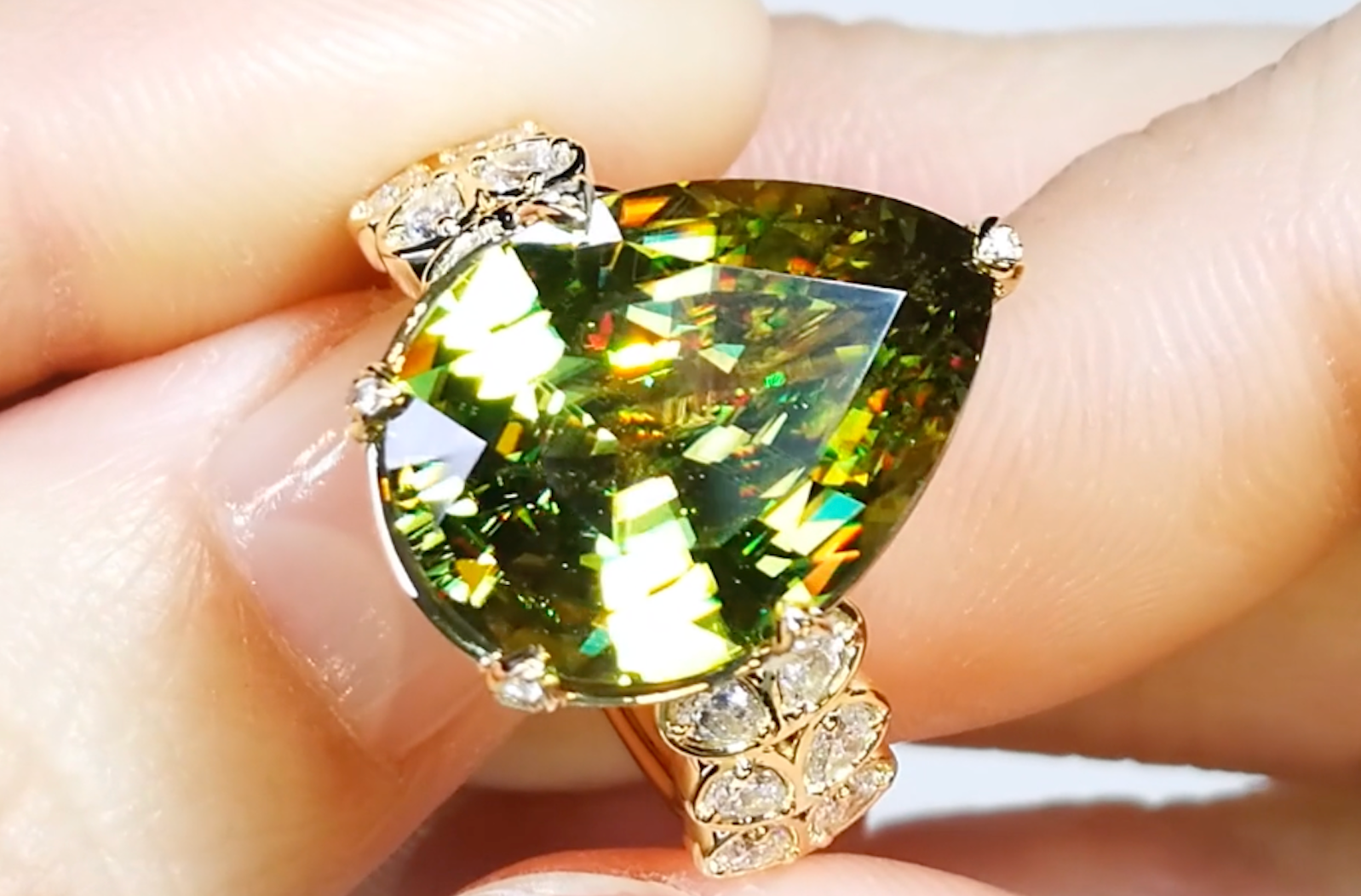 9.90ct Madagaskar Sphen Ring mit D Flawless Diamanten, eingefasst in 18 Karat Gelbgold