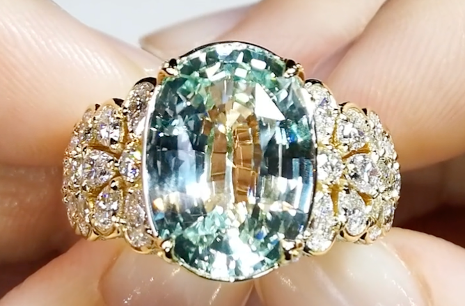 8.51ct Vanadium Chrysoberyll Ring mit D Flawless Diamanten, eingefasst in 18 Karat Gelbgold