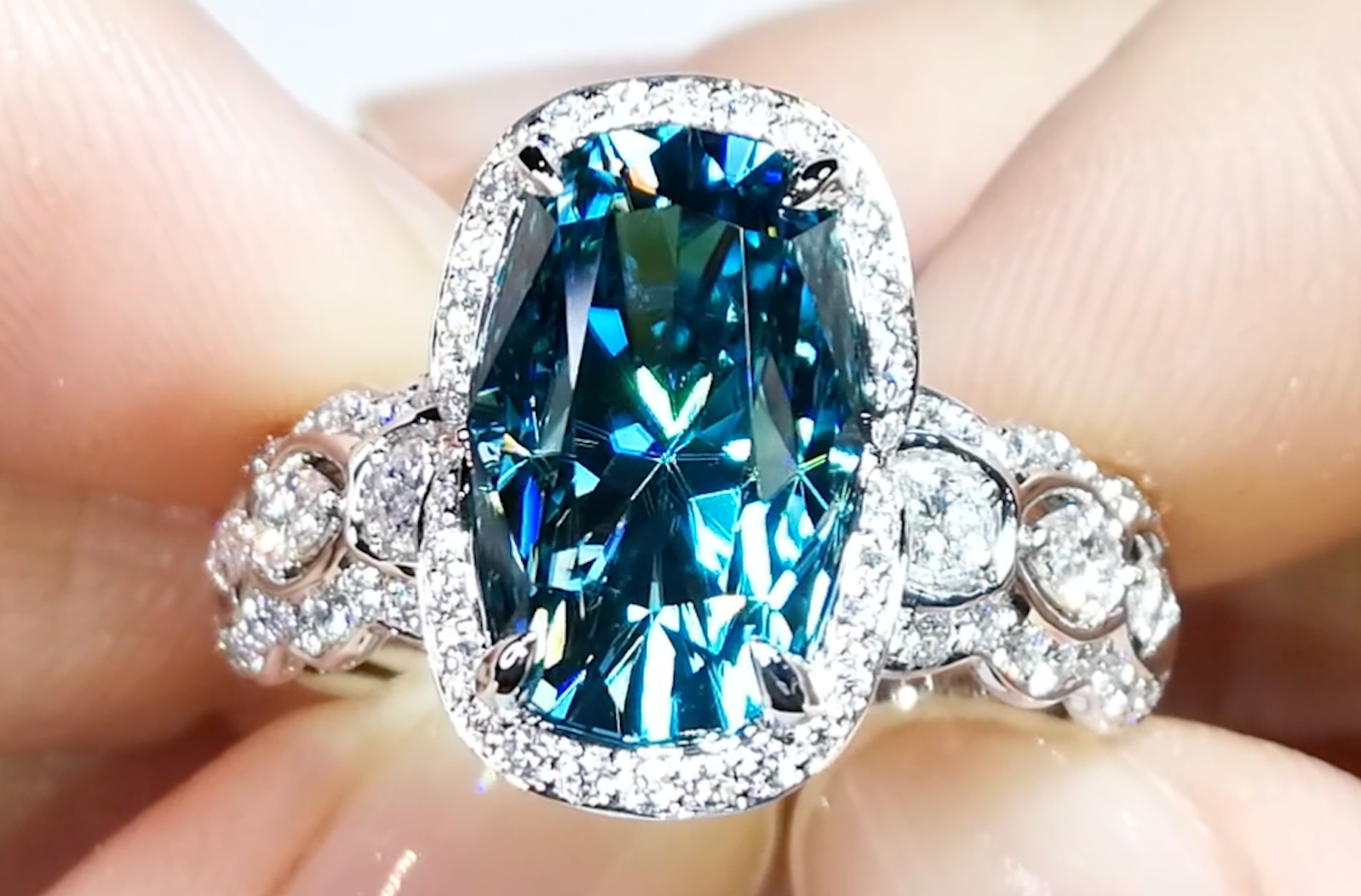 10.14ct blauer Zirkon Ring mit D Flawless Diamanten, eingefasst in 18 Karat Weissgold