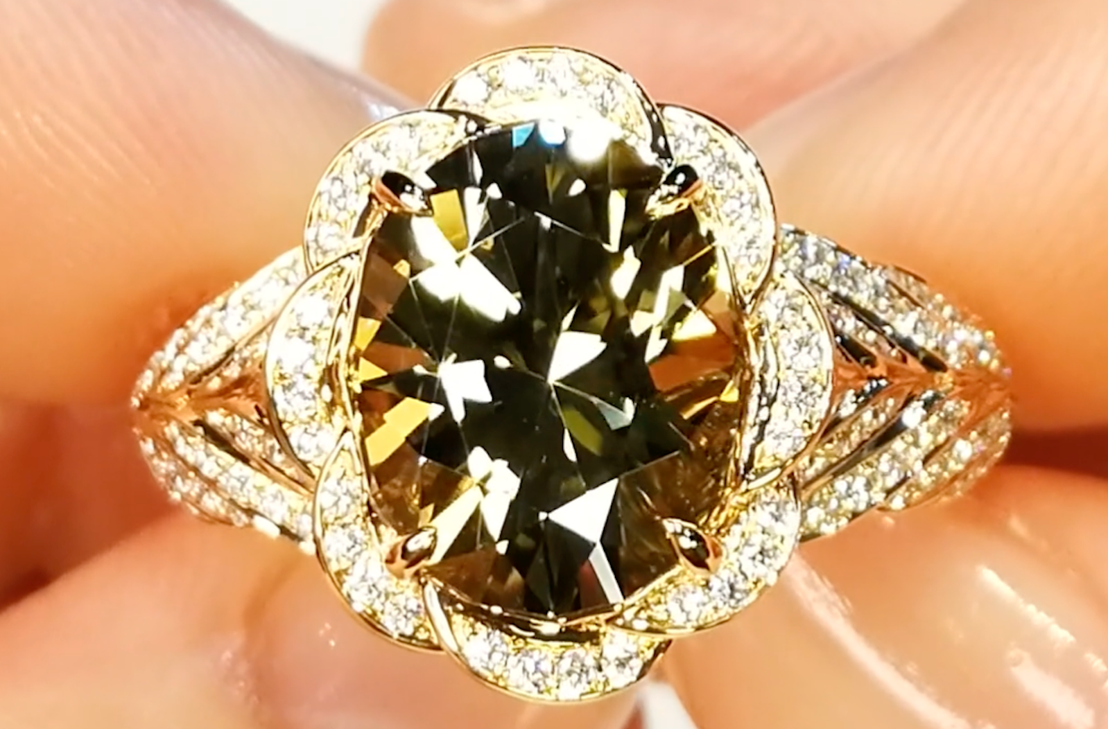 5.12ct gelber Tansanit Ring mit D Flawless Diamanten, eingefasst in 18 Karat Gelbgold