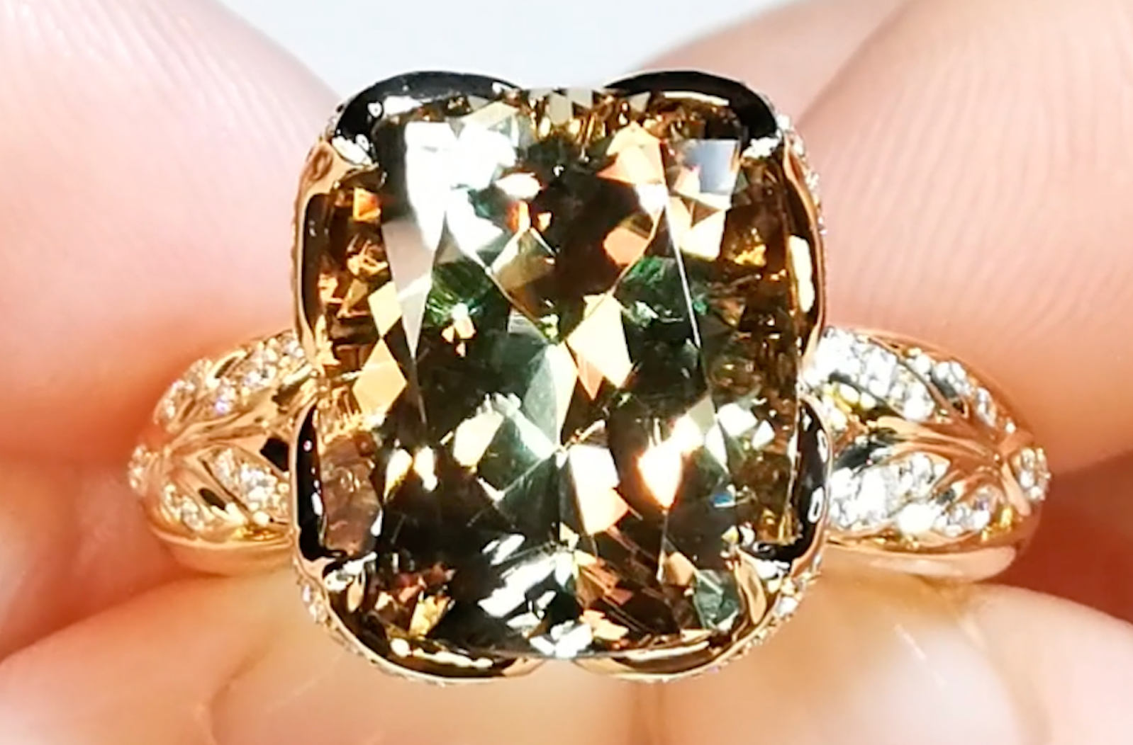 10.02ct Zultanit Ring mit D Flawless Diamanten, eingefasst in 18 Karat Gelbgold