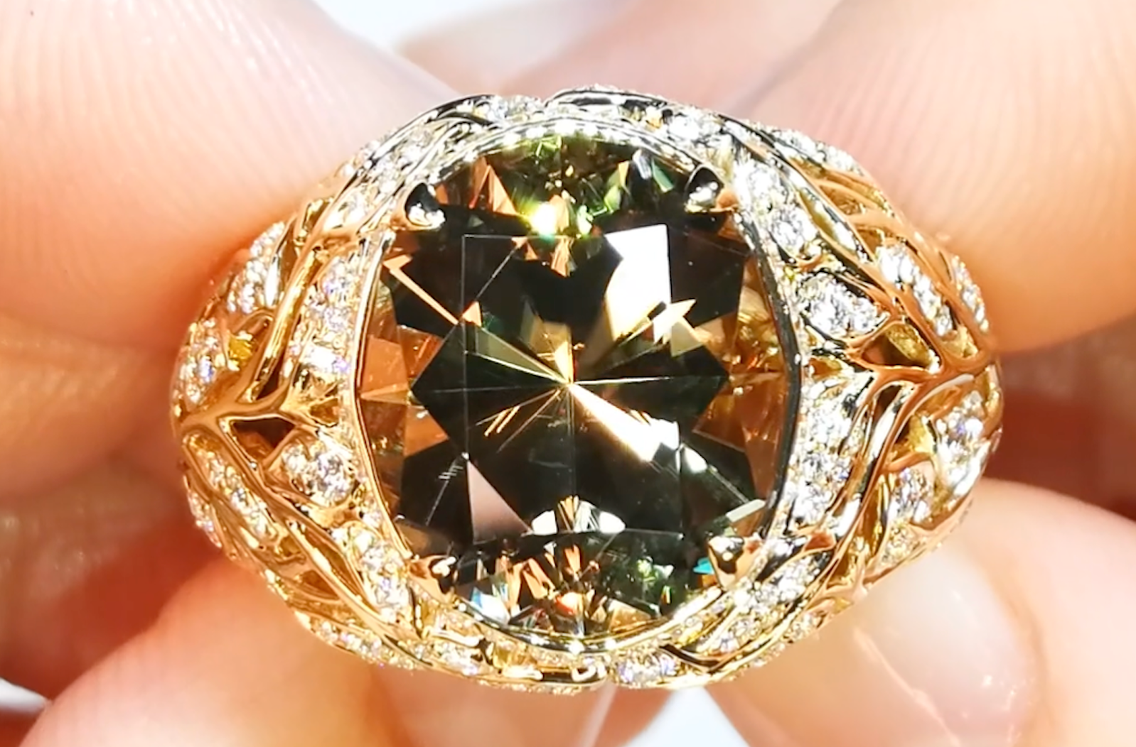 7.13ct Zultanit Ring mit D Flawless Diamanten, eingefasst in 18 Karat Gelbgold