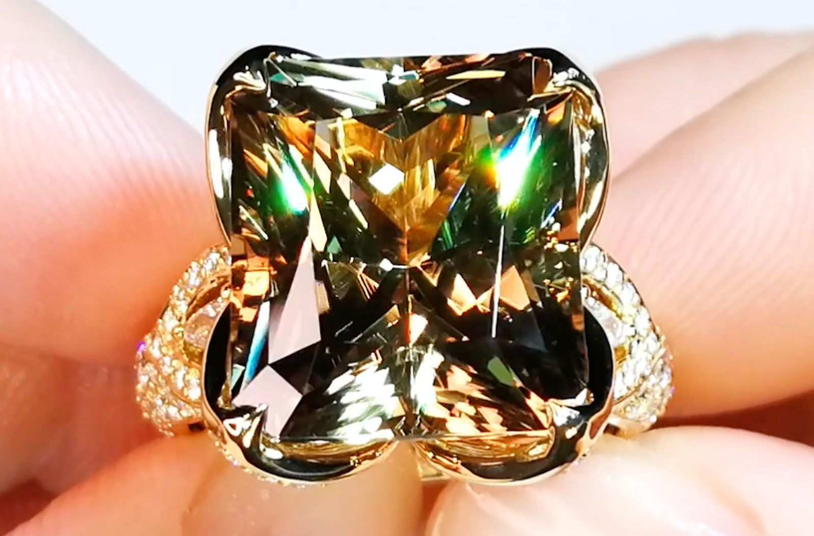 14.76ct Zultanit Ring mit D Flawless Diamanten, eingefasst in 18 Karat Gelbgold