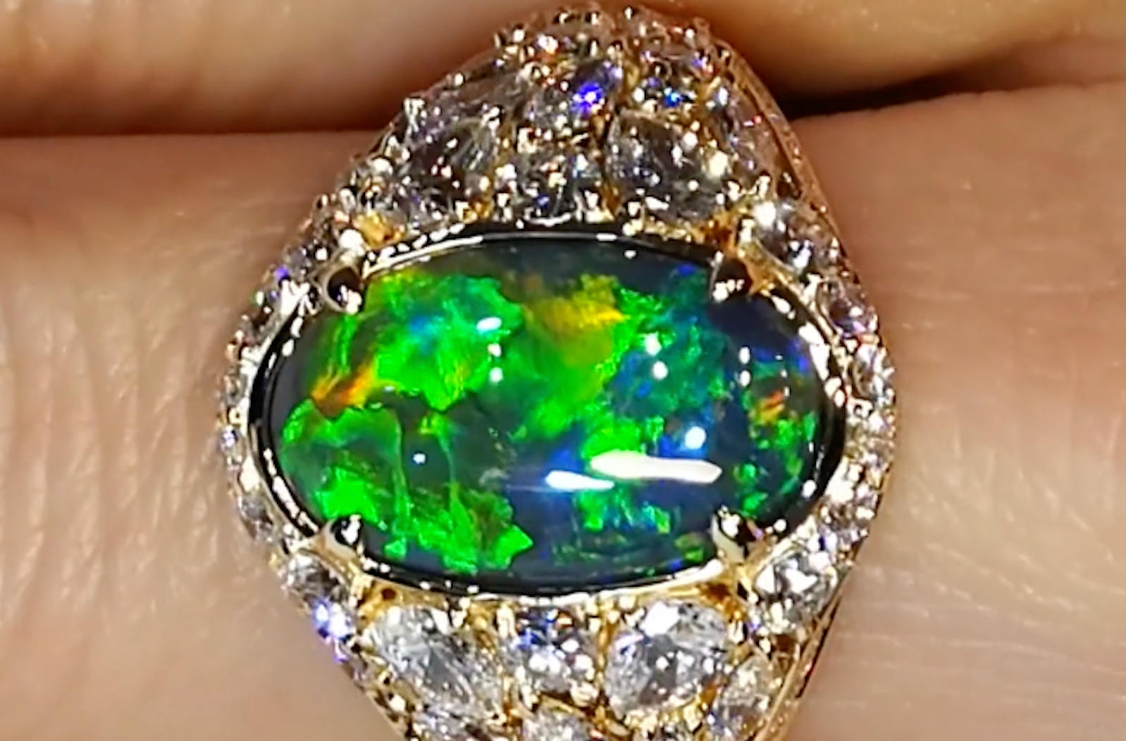 2.91ct Schwarzer Lightning Ridge Opal Ring mit D Flawless Diamanten, eingefasst in 18 Karat Gelbgold