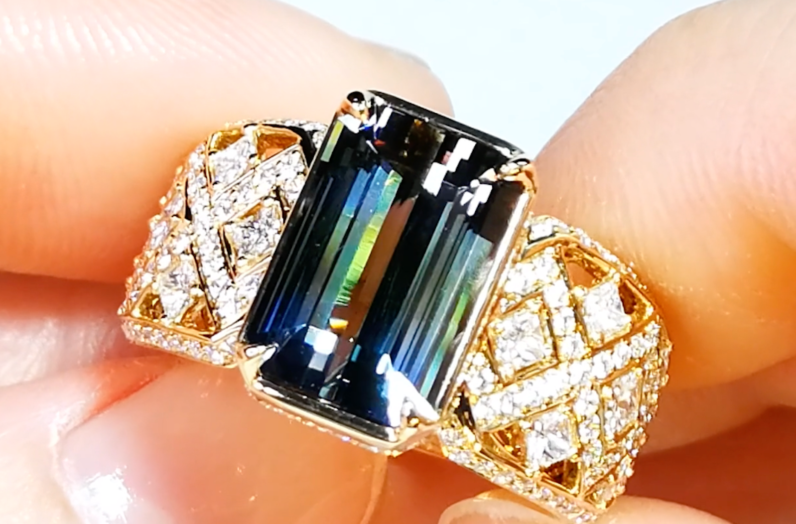 4.53ct zweifarbiger Tansanit Ring mit D Flawless Diamanten, eingefasst in 18 Karat Gelbgold