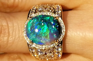 6.97ct Schwarzer Lightning Ridge Opal Ring mit D Flawless Diamanten, eingefasst in 18 Karat Gelbgold