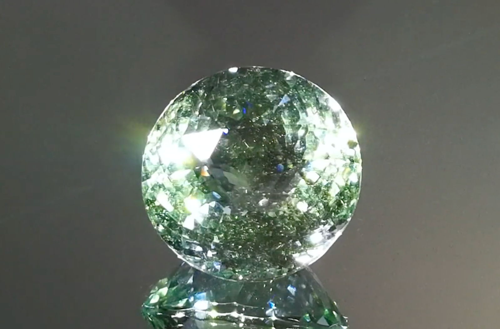 32.53ct Nicht erhitzter grüner Beryll Ring mit D Flawless Diamanten, eingefasst in 18 Karat Gelbgold