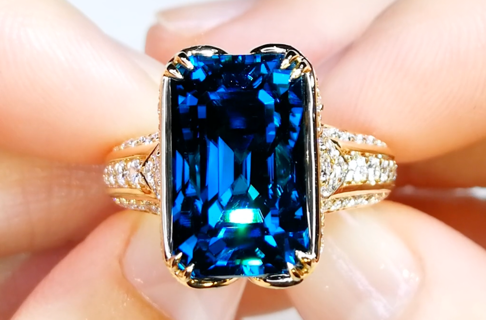 20.33ct blauer Zirkon Ring mit D Flawless Diamanten, eingefasst in 18 Karat Gelbgold