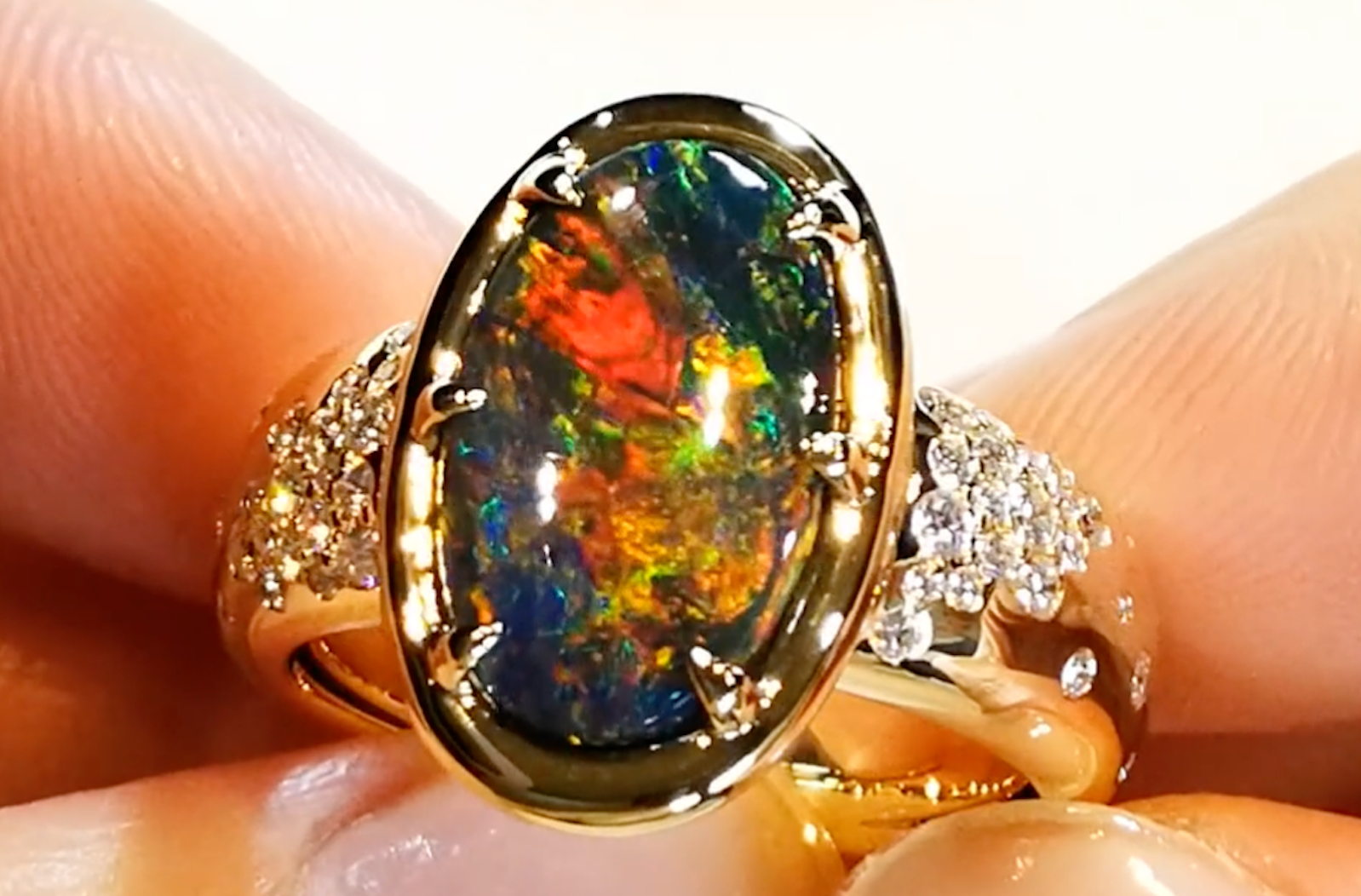 3.08ct Schwarzer Lightning Ridge Opal Ring mit D Flawless Diamanten, eingefasst in 18 Karat Gelbgold