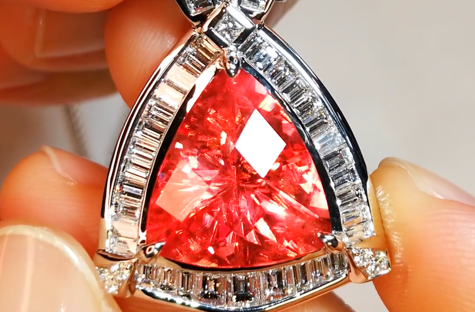11.92ct Sweet Home Colorado Rhodochrosit Halskette mit D Flawless Diamanten, eingefasst in 18 Karat Weissgold