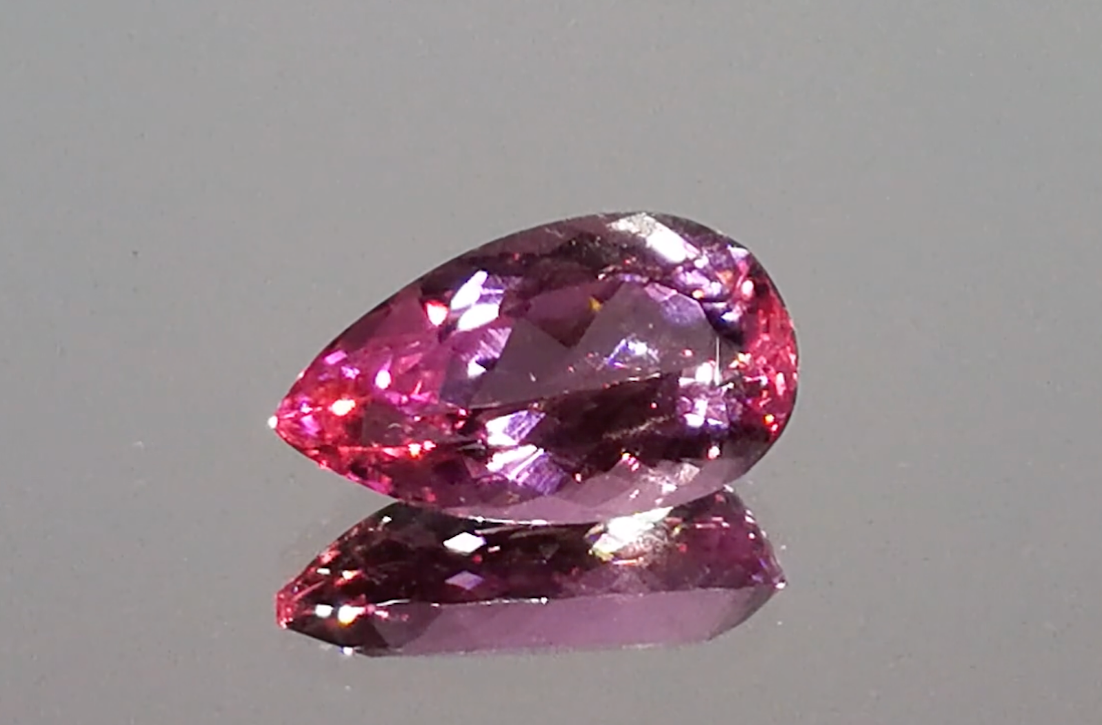 3.45ct Vivid Hot pinker Imperial Topas Ring mit D Flawless Diamanten, eingefasst in 18 Karat Weissgold
